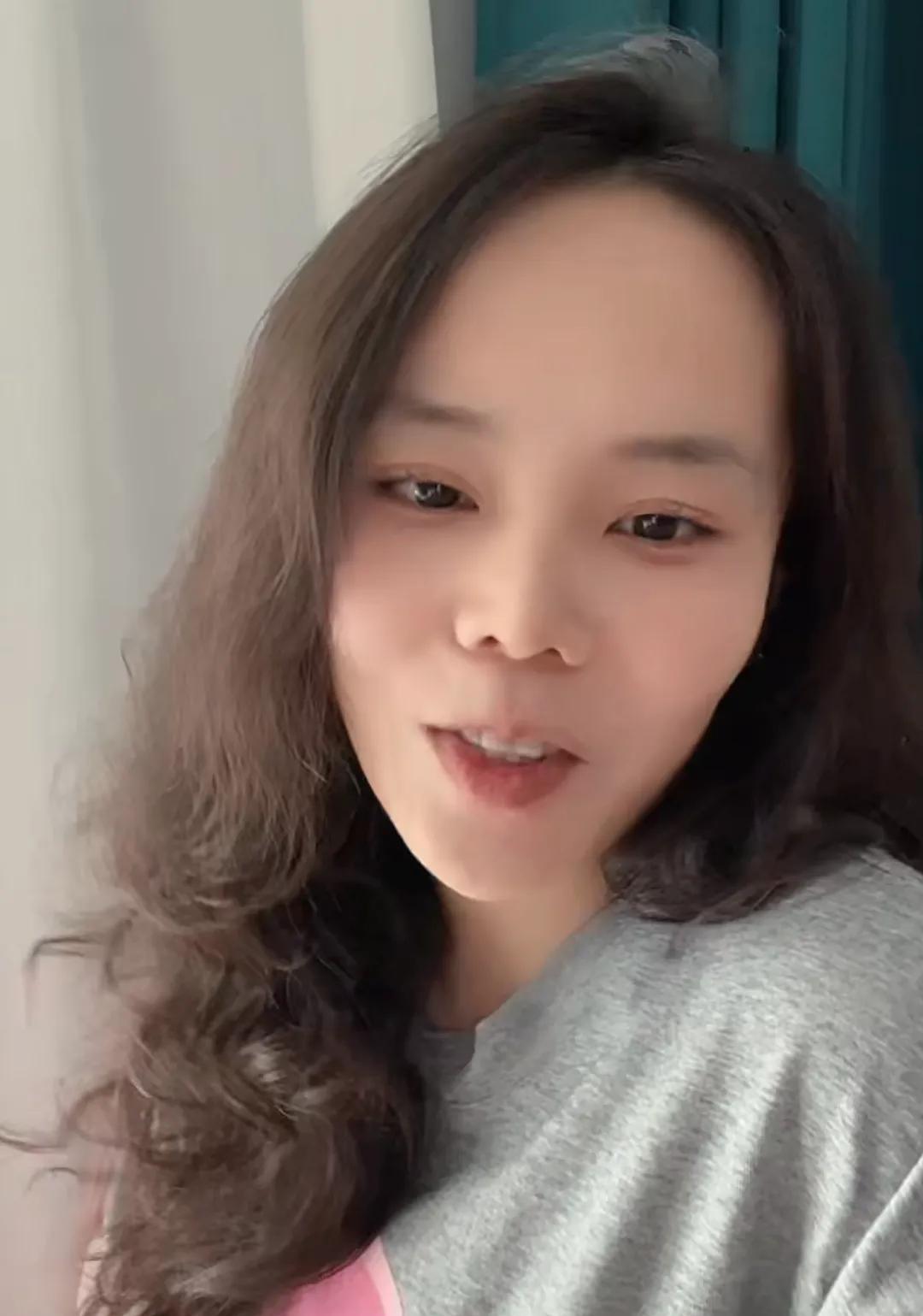 熊磊今天下午直播，直播间居然有1万多人，我今天准备直播到两点！熊磊说：明天我