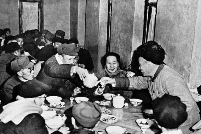 毛主席、朱德、刘少奇同志在延安。1946年11月30日，中共中央在延安为朱德总司