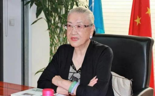 原国防部长耿飚的长女，在遭遇资产一夜被全部查封的灭顶之灾后愤然远走美国，临行前她