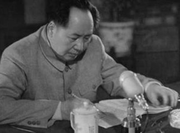 1952年夏，志愿军代司令陈赓回国，赶往丰泽园向毛主席汇报工作。恰好，毛主席正在