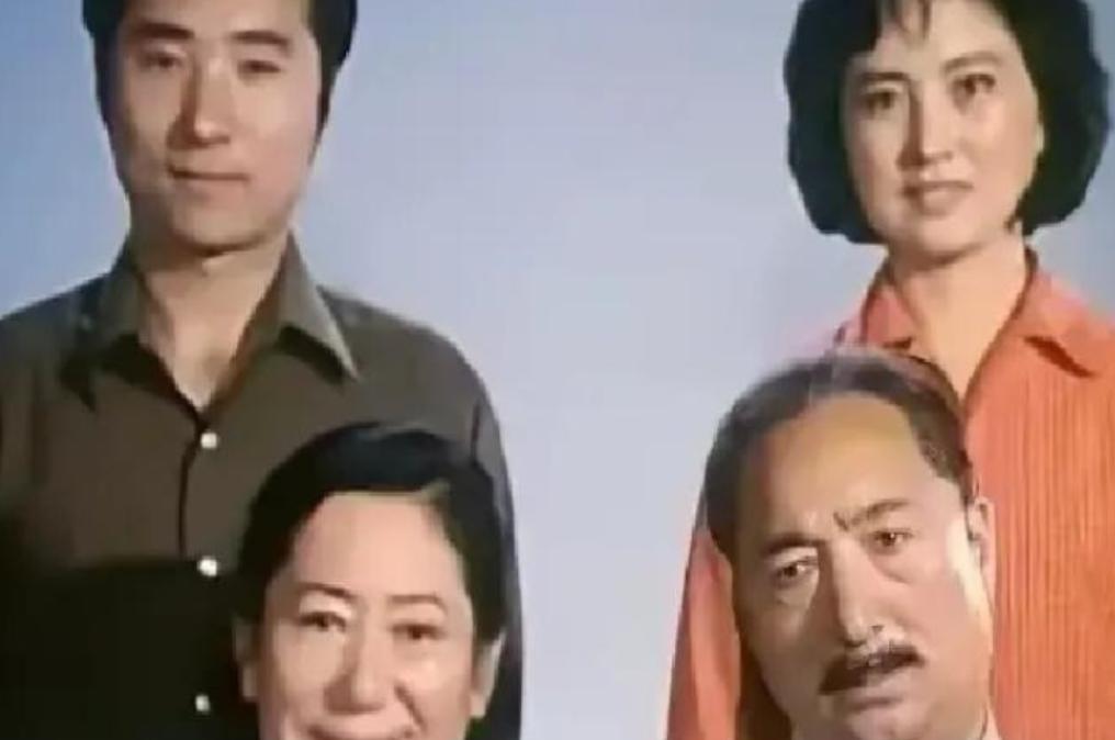 1973年，“黄世仁”陈强提着两瓶好酒，来到“喜儿”田华家，难得拉了一次脸求田华