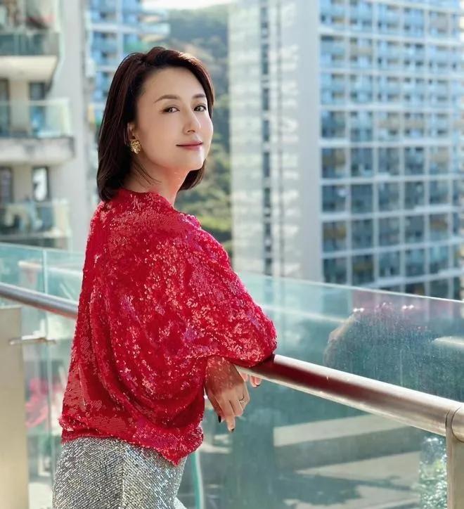 张蕾这一身太亮眼！✨红银亮片撞色，明艳又高级，气质绝了。张蕾亮片穿搭