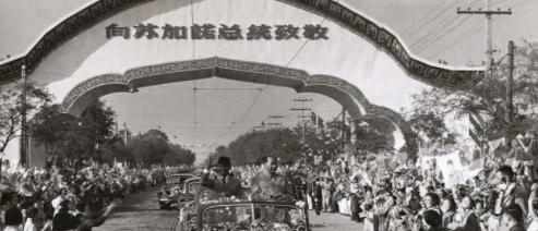 1956年10月6日，毛主席一行“私自”在外面吃了顿羊肉泡馍。付账时，大家全都看