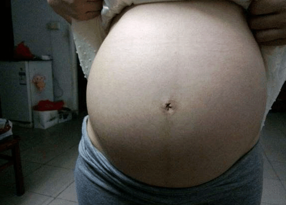 孩子哭闹个不停, 没想到婆婆对孩子做出这样的事情, 医生都忍不住发脾气