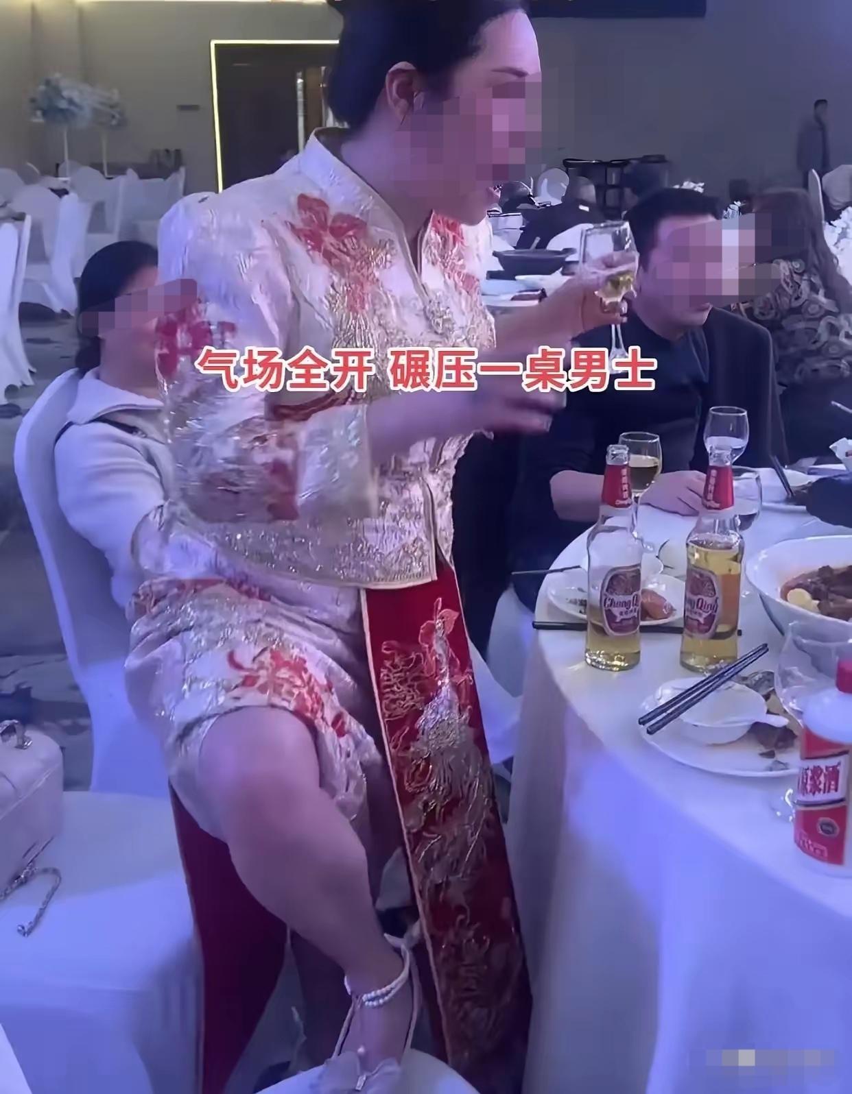 重庆一婚礼上，38岁二婚新娘，穿着喜服，手里夹着烟，脚踩着椅子和宾客大声划拳喝酒