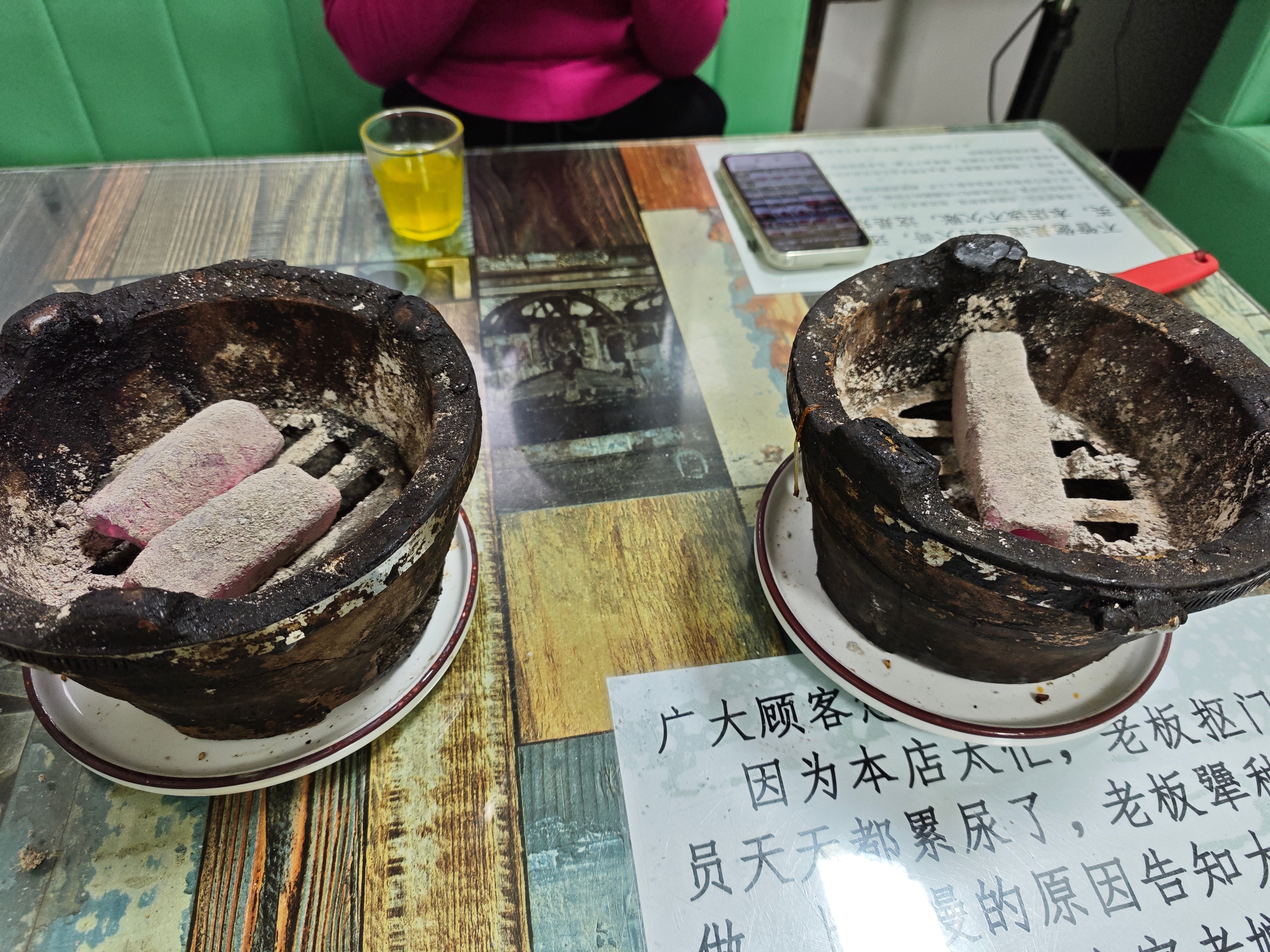 看见这个碳火，就知道这份砂锅有多好吃了[滑稽笑]​​​