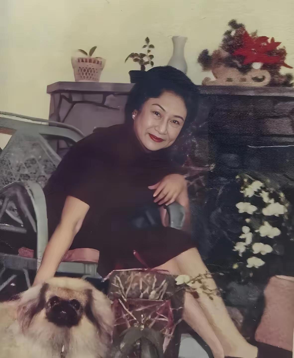 1975年，晚年的胡蝶在加拿大温哥华定居后，留下的一张照片，镜头中她坐在寓所的椅