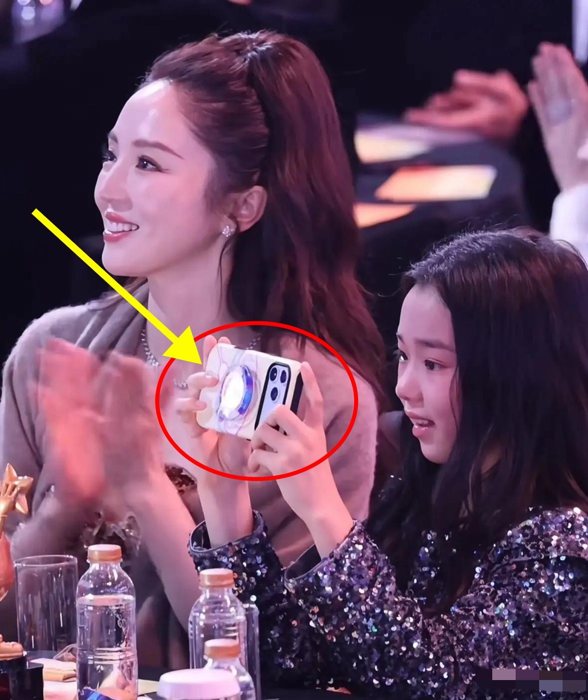 我没法理解46岁的董璇她哪哪都好，但是有一个缺点要不得不是她带女儿小酒窝和张