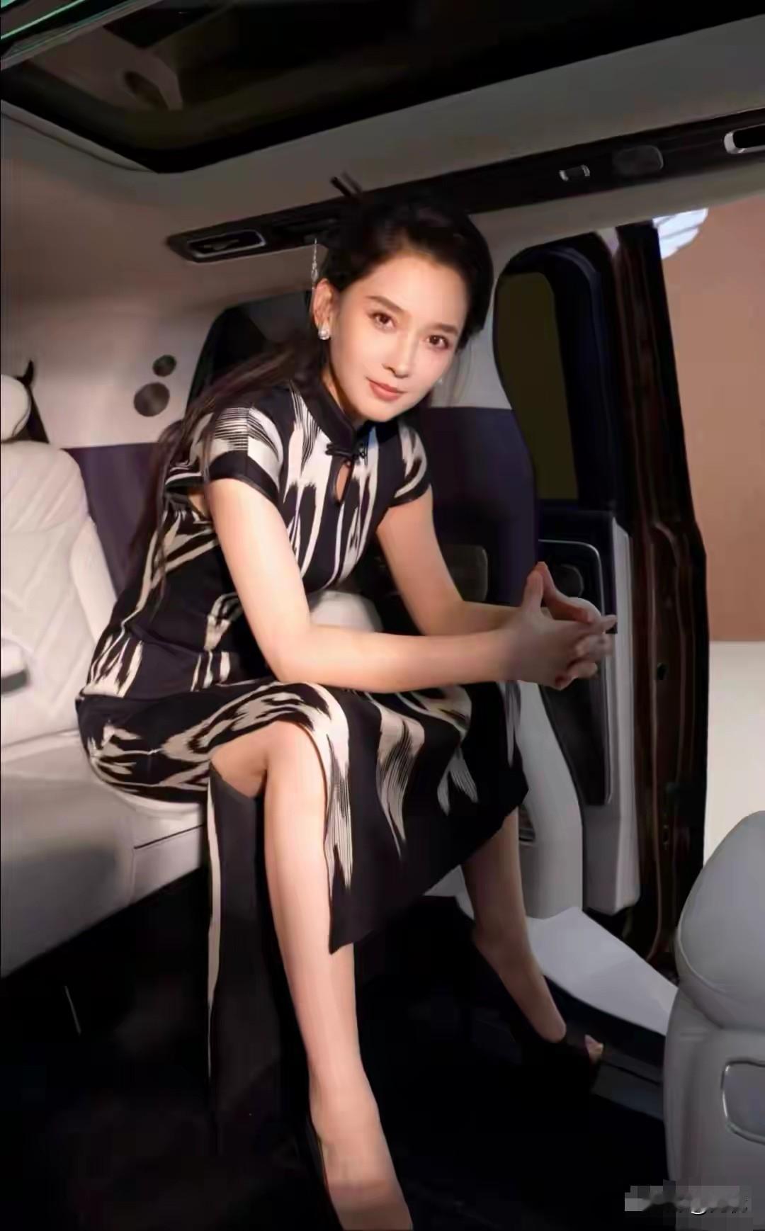 森林北坐姿吵翻全网！会不会就是休息放松，被人抓拍了？森林北穿旗袍的这组坐