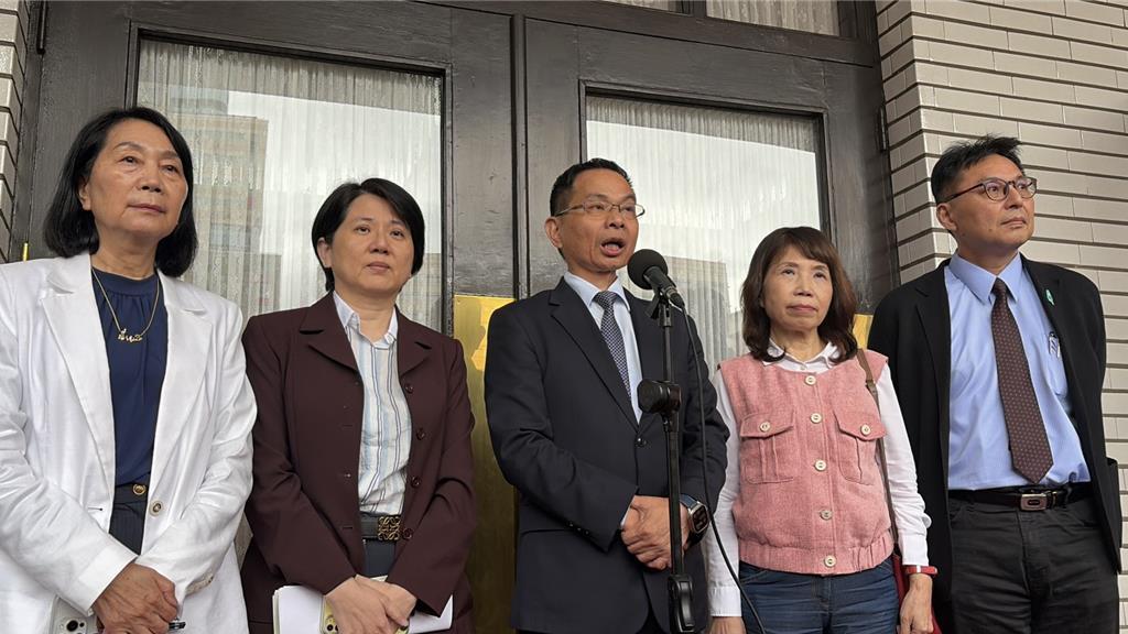 日前，蓝白阵营在立法院通过了中选会主委被提名人游盈隆等4人的人事同意权案，然而行