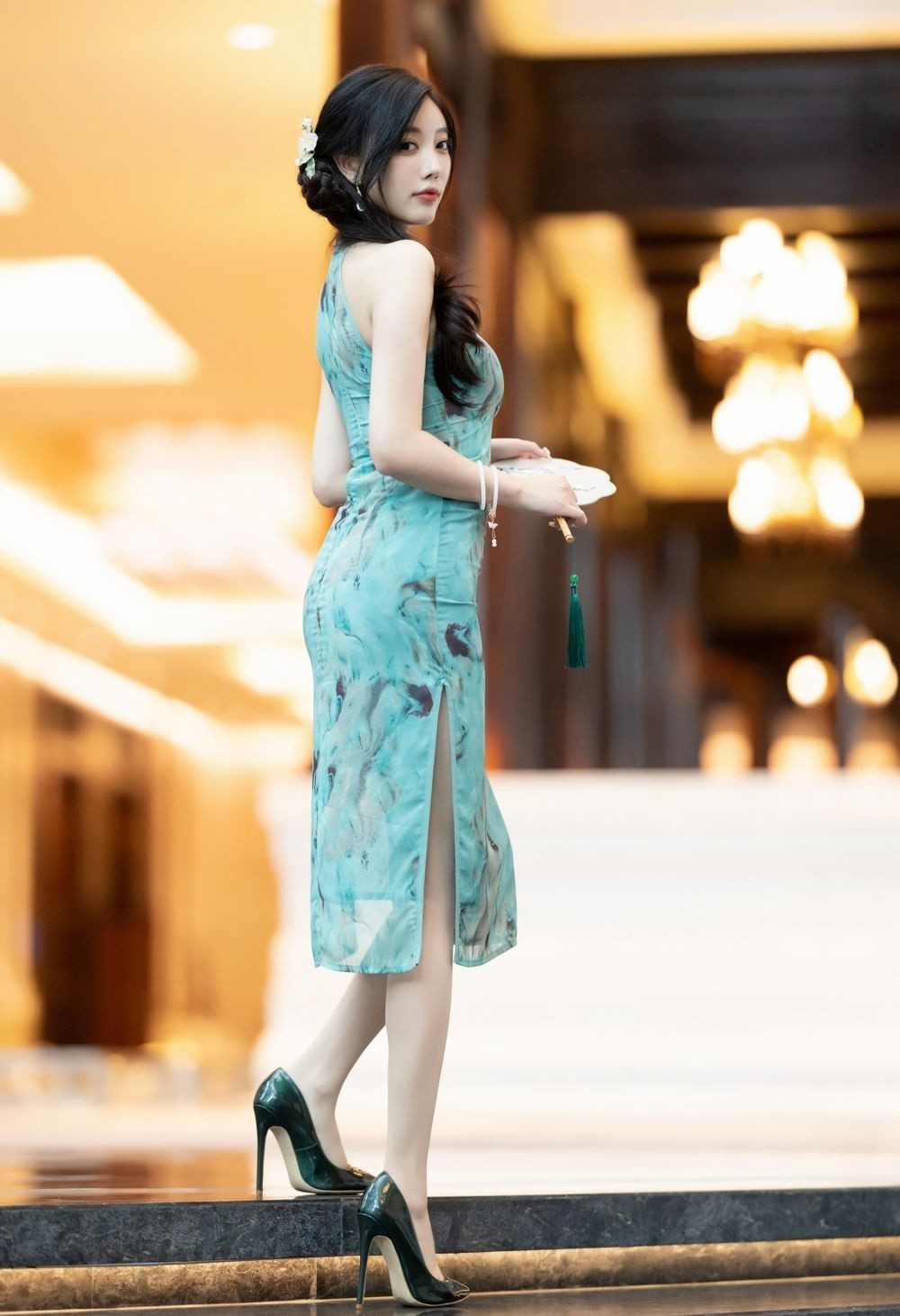 美女模特杨晨晨，性感蓝暗绿色旗袍搭配原色丝袜与黑色高跟鞋，娇柔曼妙姿态妩媚动人