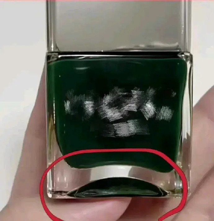 原来指甲油瓶底凹槽是用来看效果的！！