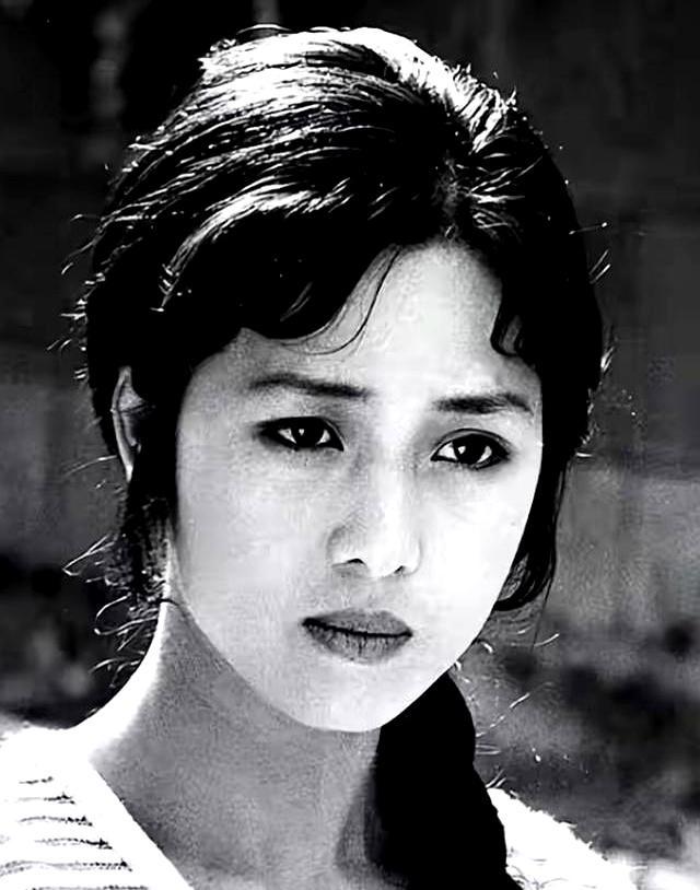 我们都被陈晓旭骗了30年。当年剧组都嫌她“苦相”，说她神似陈佩斯，差点就把她刷