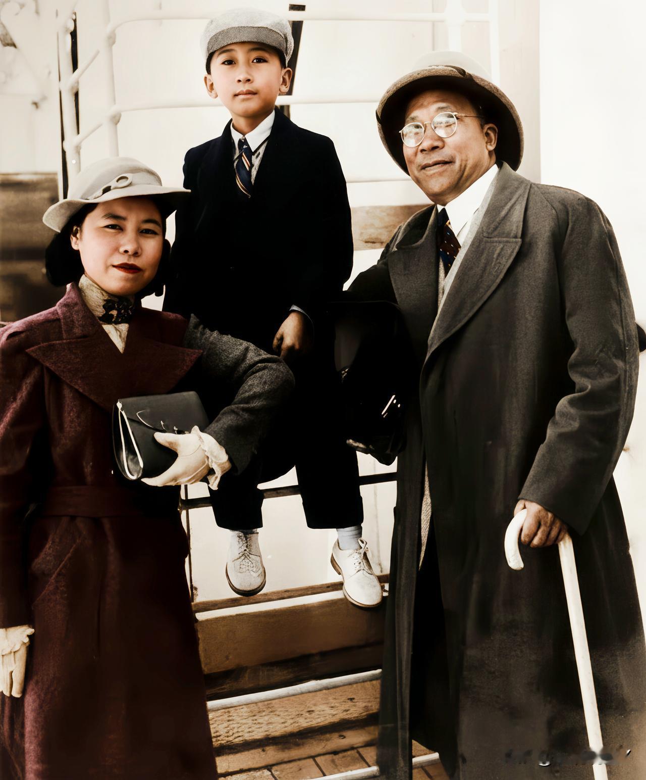 这是1937年杨虎城将军携夫人谢葆真‌及次子杨拯中‌在海外回国时在邮轮上留下的一