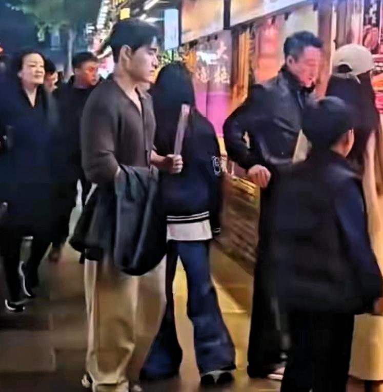 汪小菲的教育棋局：家庭重组下的子女新篇汪小菲最近带孩子去成都了，大家都在想，这