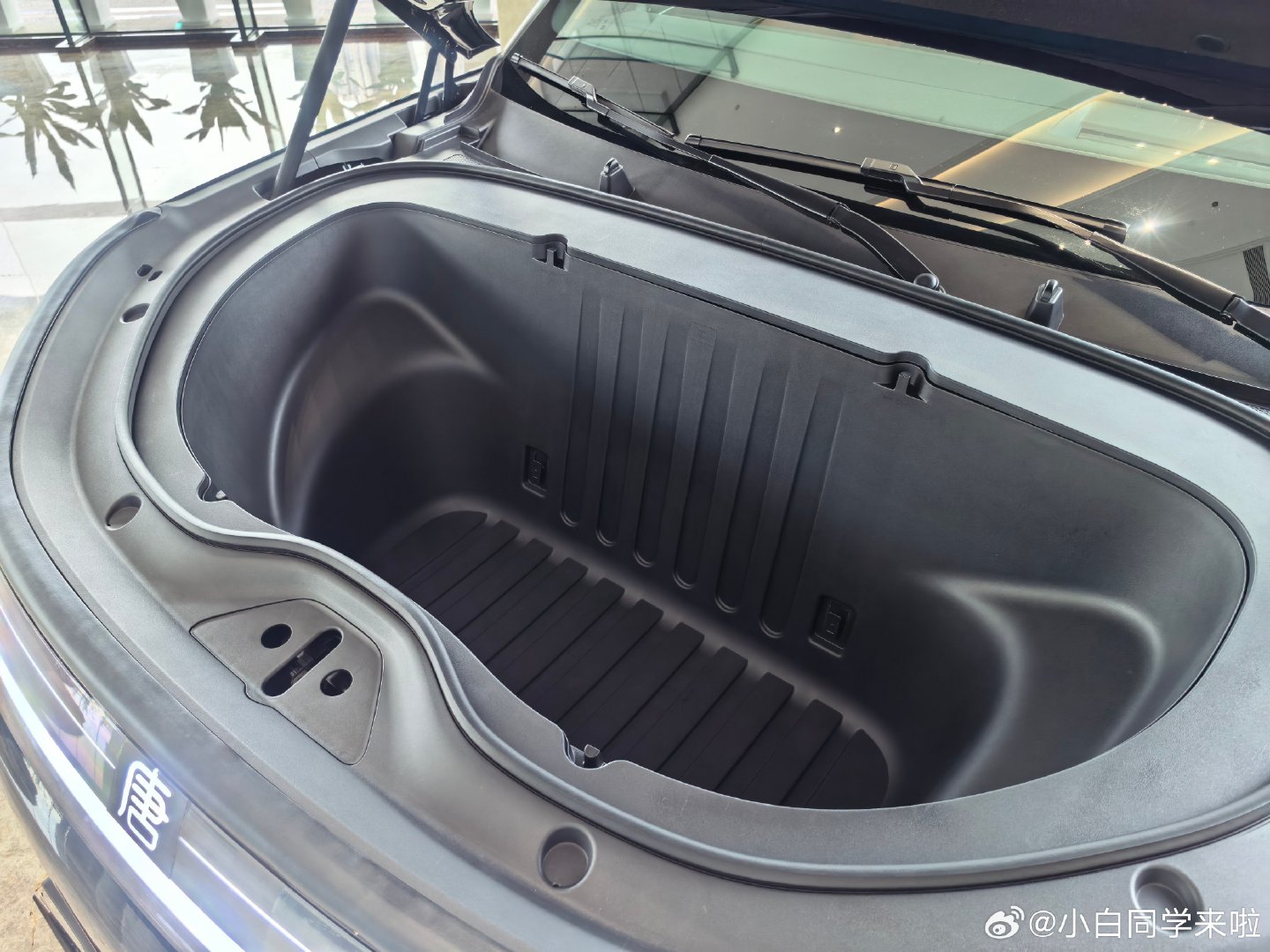 比亚迪六角大楼礼宾楼最近摆放的几台车。一台腾势Z9GT、一台比亚迪大唐，还有一台没拍的仰望U8，不少