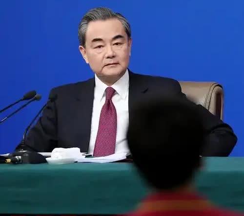 王毅部长一句话就把美国的幻想打得粉碎：“我们不能牺牲14亿人民的基本利益，去成全
