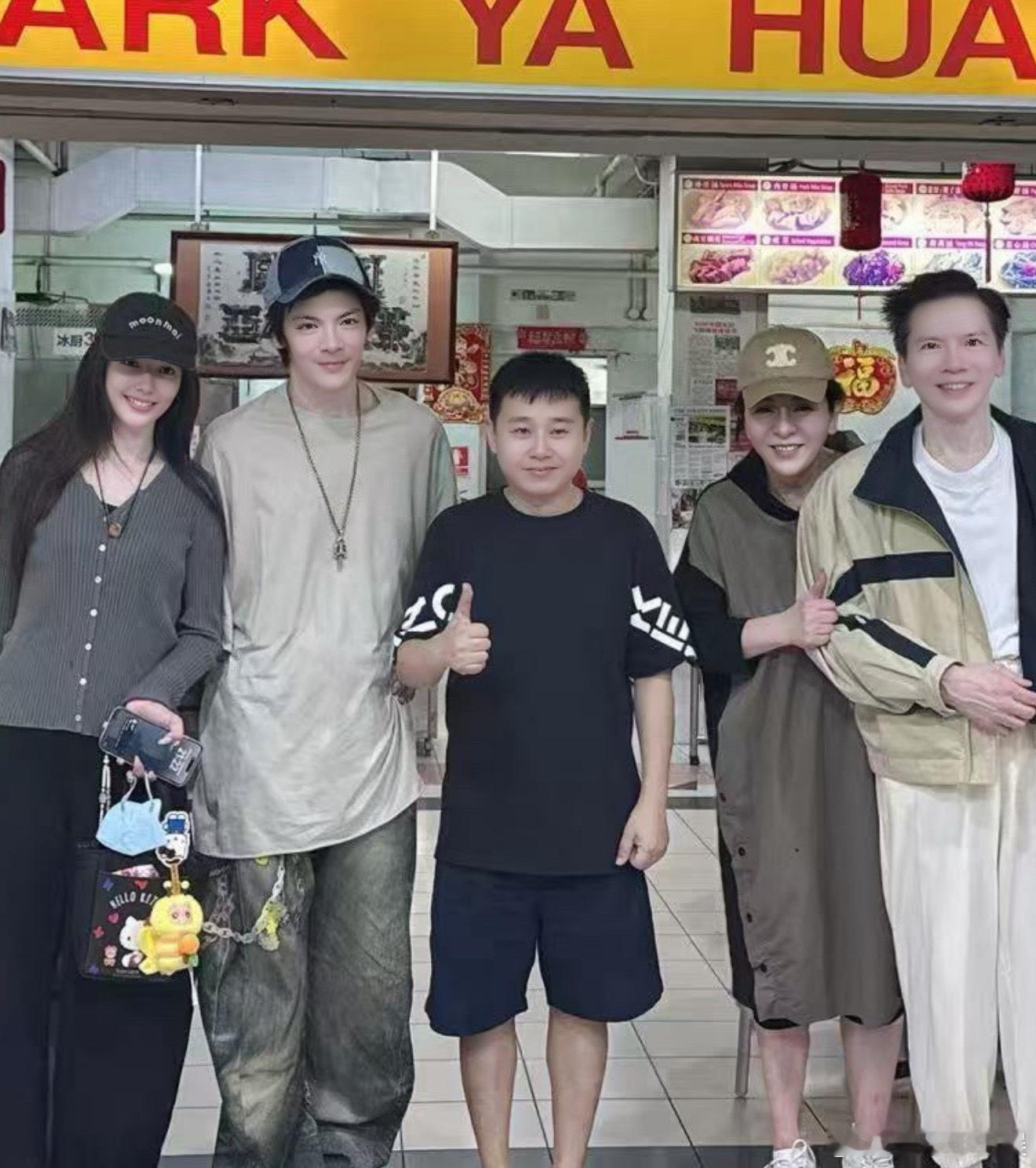 新加坡偶遇向佐郭碧婷带女儿买衣服新加坡偶遇向佐郭碧婷带娃逛街，夸向佐气场足，郭