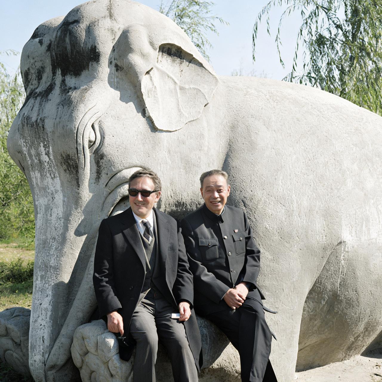 1971年，姬鹏飞外长和基辛格，在北京十三陵的石象前，一张罕见的合影，此时他已经