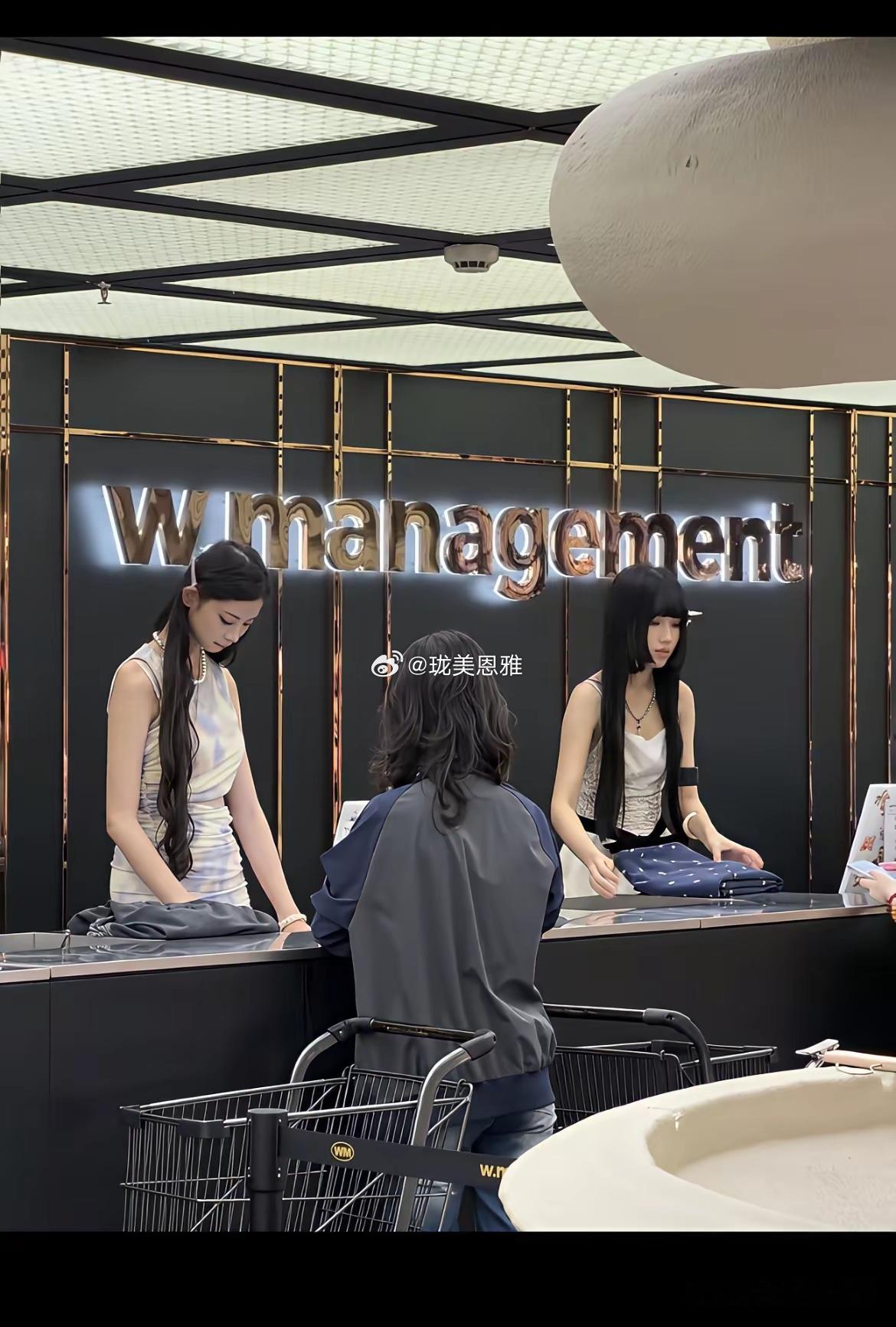 现在的顶美怎么都去做收银员了​这是WM收银台这是普通店员​身高最起码172以上，