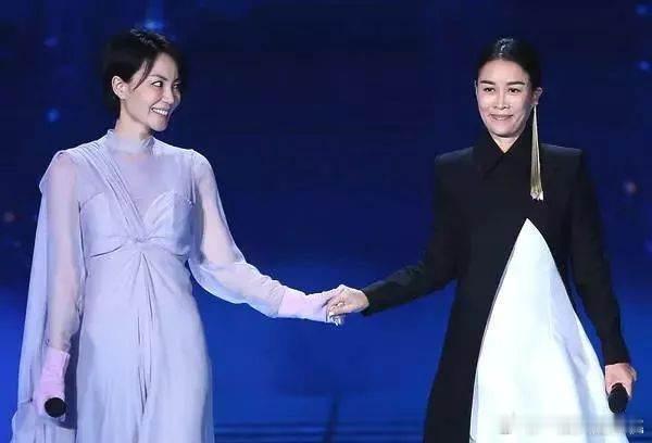 王菲至今六登春晚舞台，独唱合唱都有，盘点一下王菲六登春晚舞台造型1998年与那