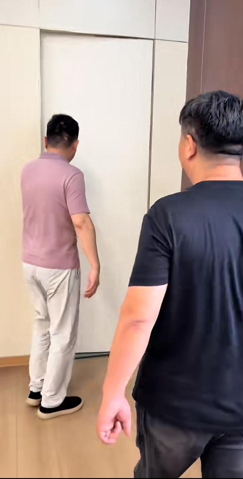 张大炮，实在有些不懂事，他在贵州贤酒董事长办公室里，发现一处暗藏的密室，还有一扇