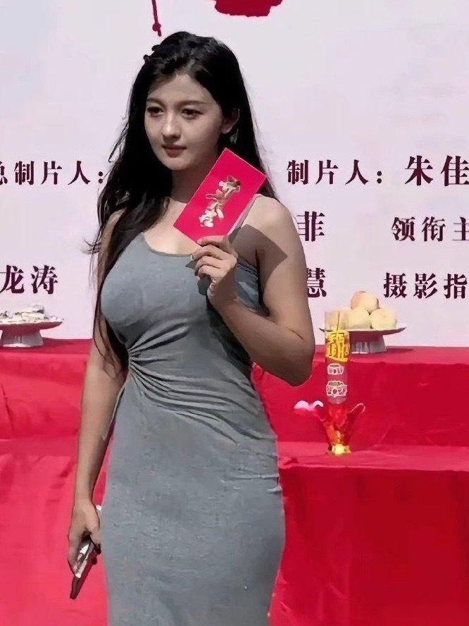 新疆真是五步一娜扎，十步一热巴。这古热迪巴一定大爆