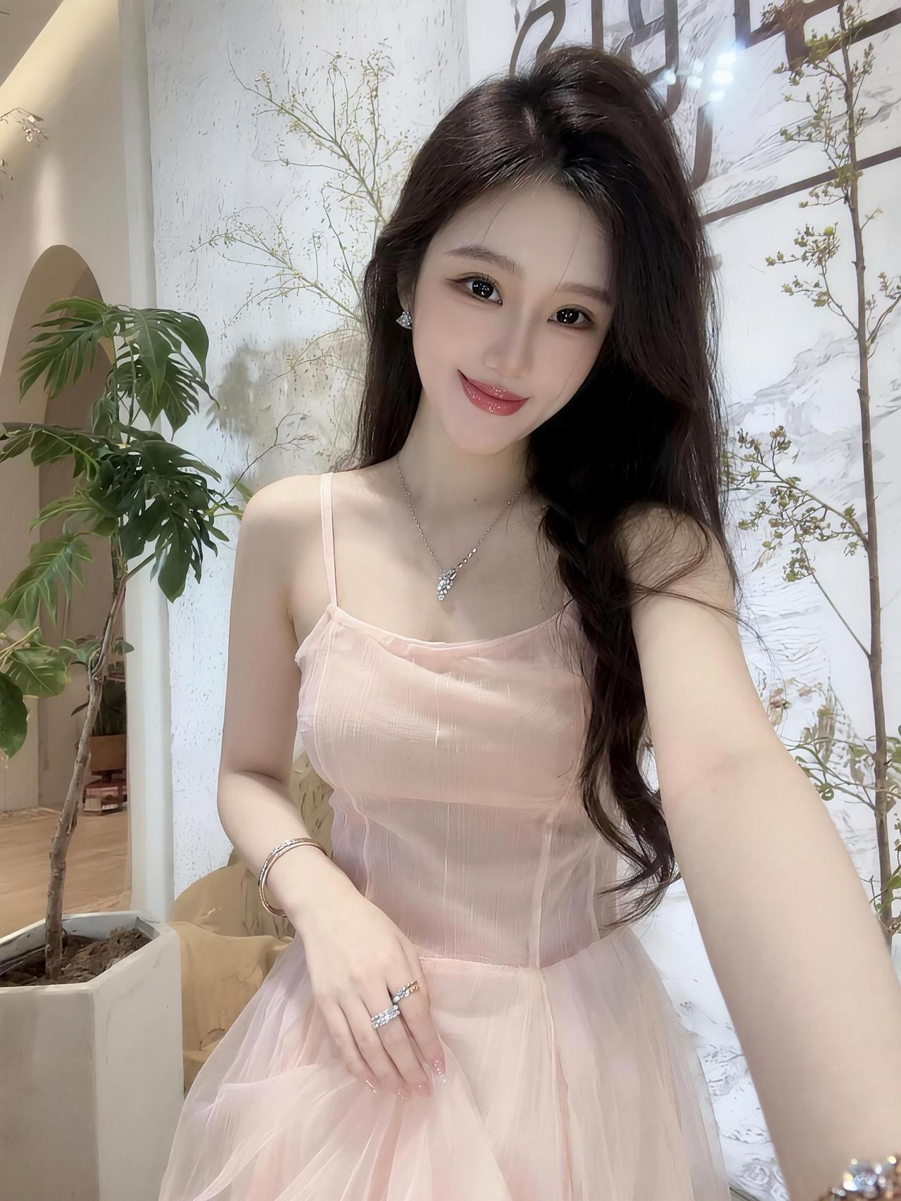 对小众风的偏爱，也是对不被定义自己的偏爱。不要把美丽留给明天，今天就穿出最美的模