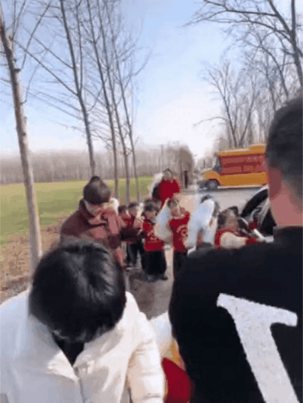 山东，一女子新婚出嫁，结果半路被一辆校车拦下，司机刚想发火，新娘却哭了，原来，她