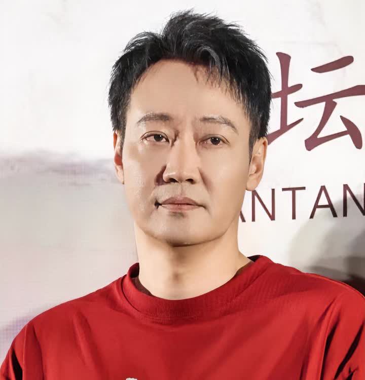 辛柏青说：一份化疗报告在眼前，一种莫名的恐慌涌上心头。辛柏青抓住媛媛的手