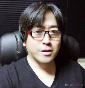 毕业于早稻田大学的日本商界人士酒本正夫表示，李在明总统的能力很强，他先是制止了美