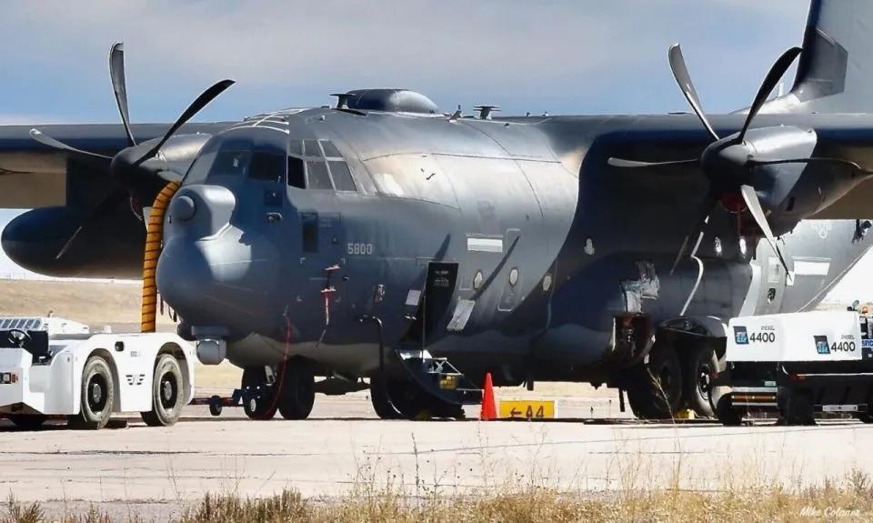 美军在英国的米尔登霍尔空军基地已经集结了至少41架MC-130J“突击队员II