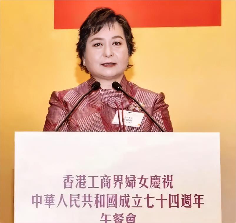 看到何超蕸的讣告，我替她不值，她特别像公司里那个不争功劳，不抢C位，但所有重