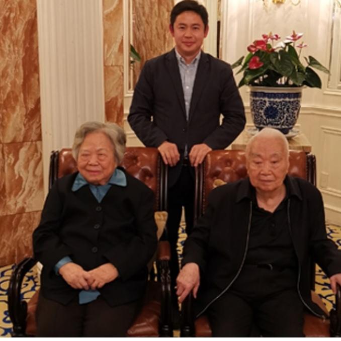 彭佩云和王汉斌晚年，同友人张小宁，一张罕见的合影，镜头中夫妻俩并肩而坐，看起来都