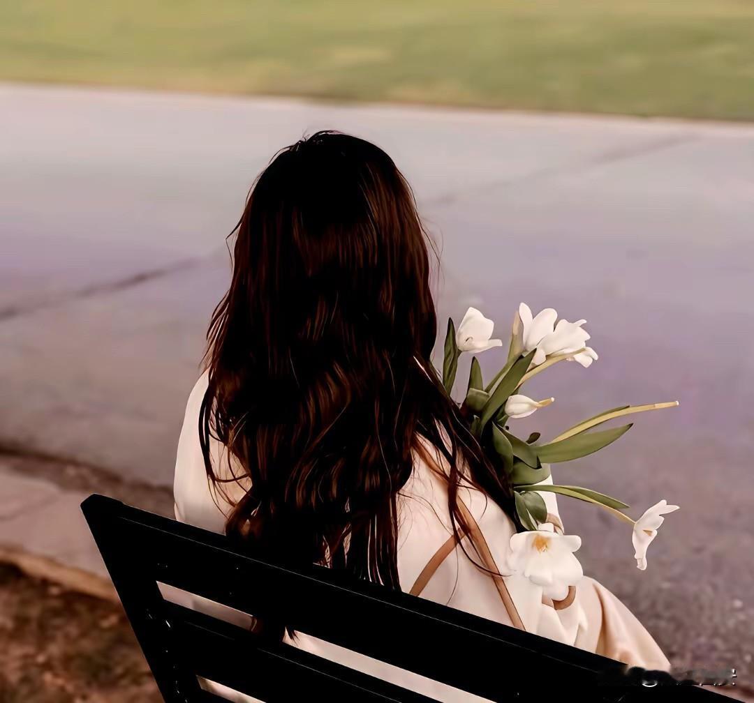 与人交往的过程中，一定要学会这两件事情：第一：学会微笑。比如：不想回答