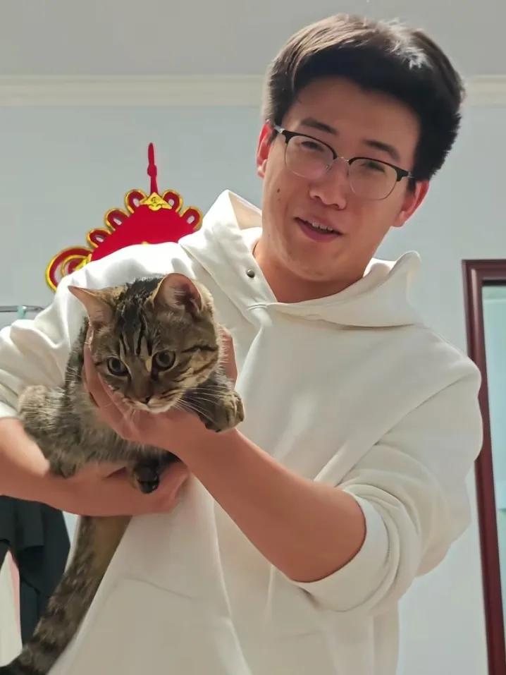 小哥在夜市捡到一只可爱的虎斑猫，他怀疑猫咪是走失的宠物猫，就在网上发视频帮忙寻找