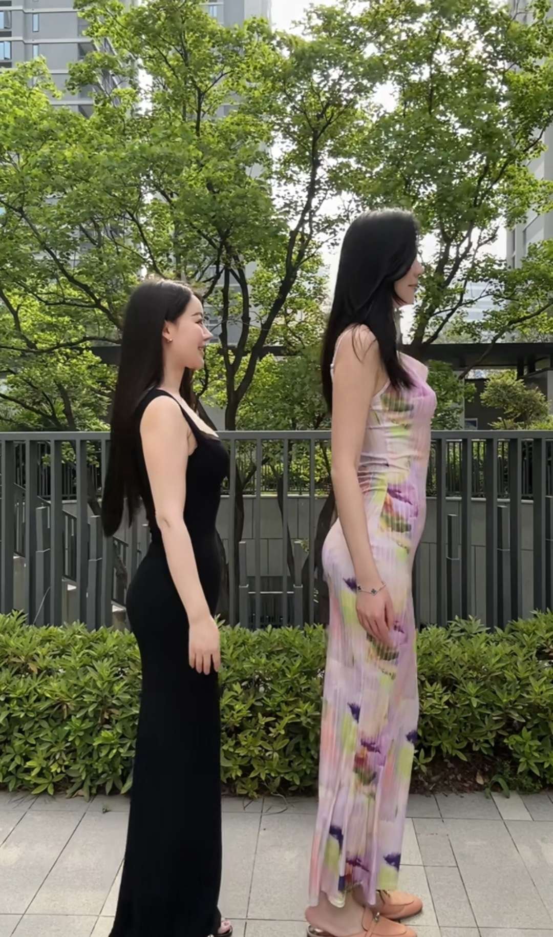 你敢信这是亲姐妹吗？这身高也差太多了