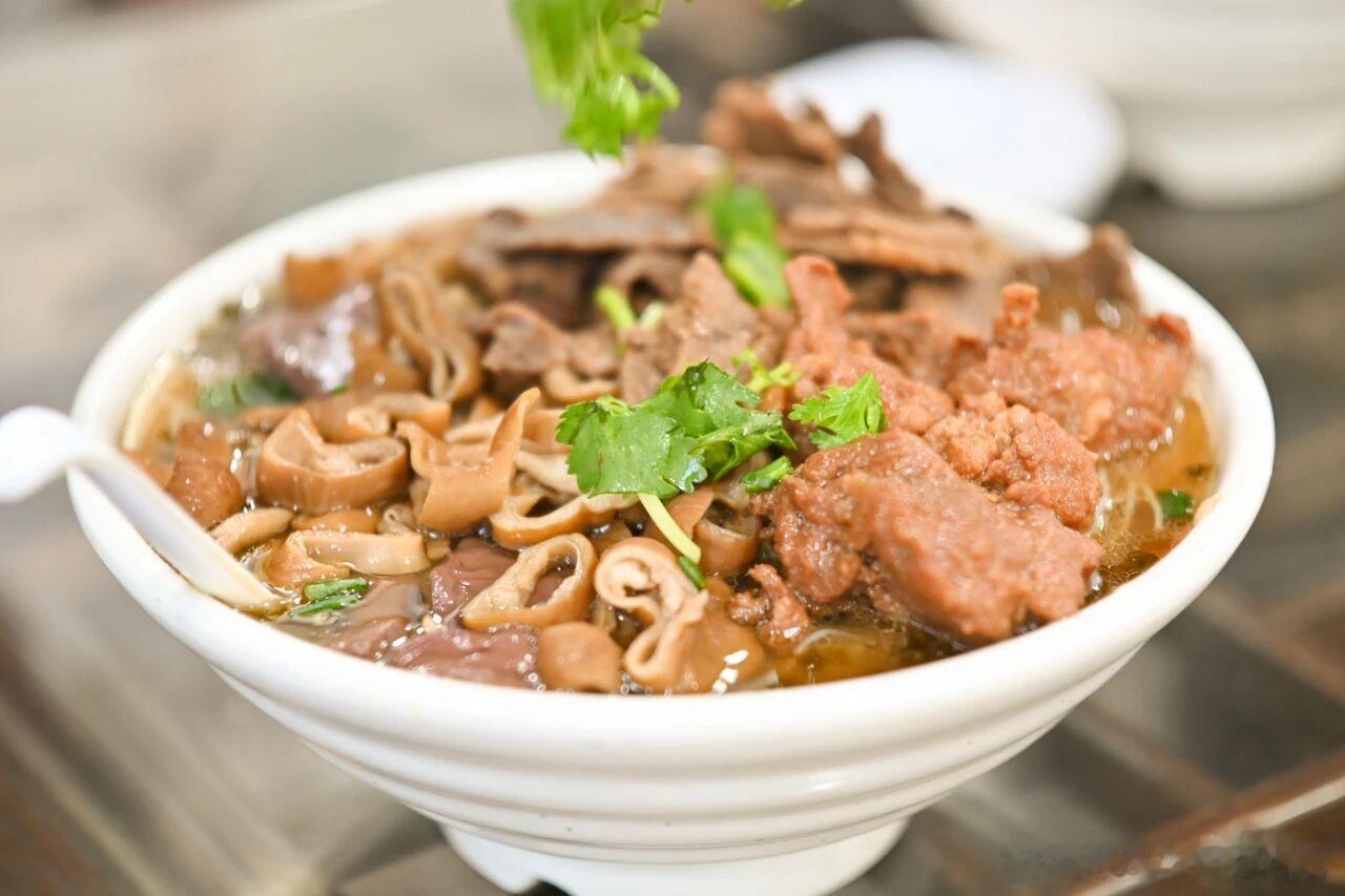 在莲都中山街上有这样一家店它以一口三十多年未变的家常味成为无数食客心中的老味道猪