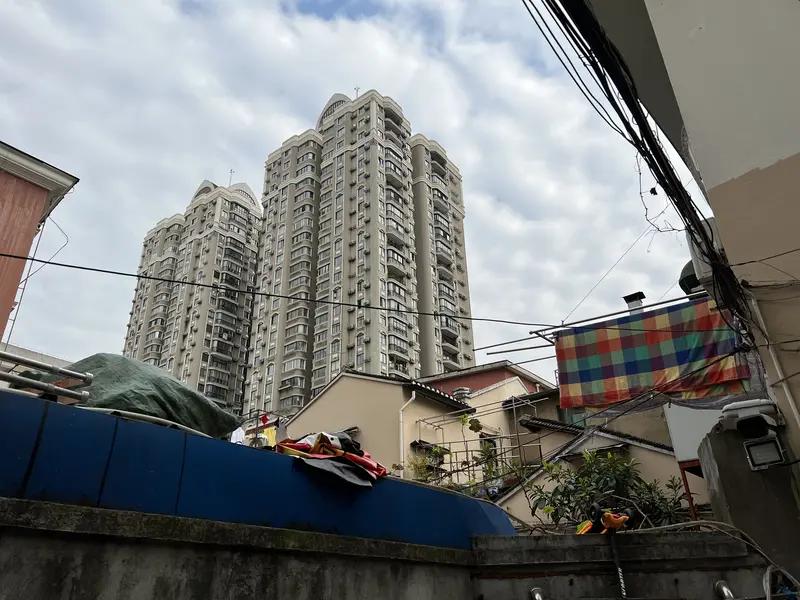 标杆维权案例！上海小区外墙脱落，开发商以质保过期拒绝维修，业主集体起诉，法院判赔