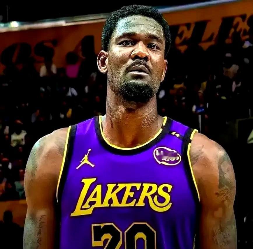 谁也没想到，湖人这场险胜爵士，主角竟是边缘球员里弗斯。首节7分12秒艾顿就崴