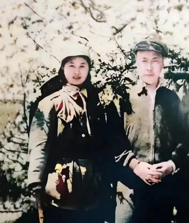 1940年2月，39岁的陈毅和18岁的张茜在水西村根据地结为夫妻，留下了这张珍贵
