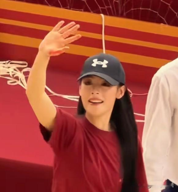 你们发现了吗？陈丽君有一个弱点，可能永远也改不掉了，不是她演技不好，而是她心太大了，连手机都忘拿了。
