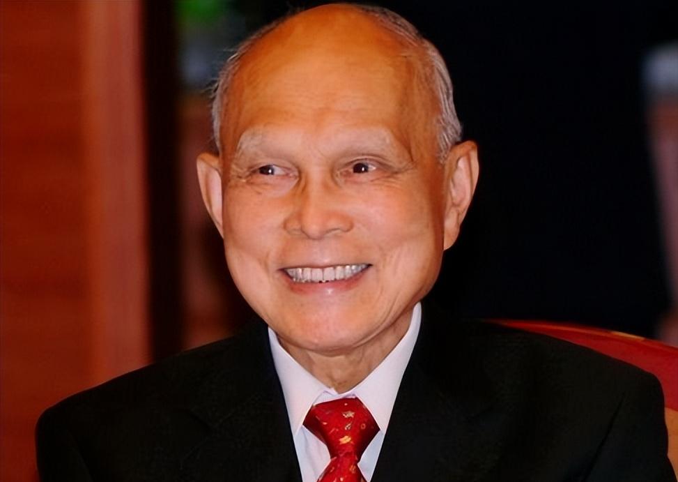 1950年，霍英东送给志愿军的货物被海盗劫持，他自己也被海盗用枪顶头，霍英东的呼