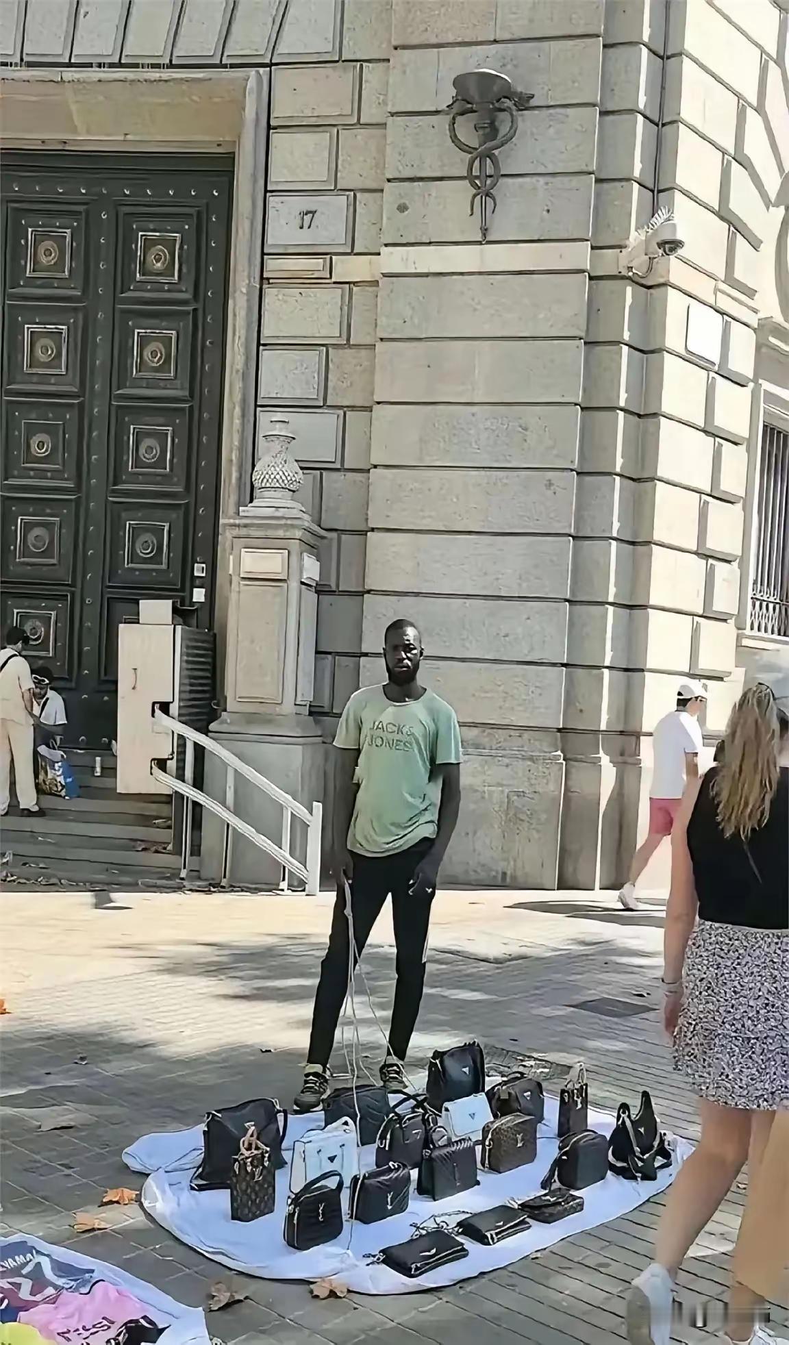 坐标美国，别看是地摊，绝对是真货！我也上当过。走在马路上碰到一个人偷摸地拿手里的