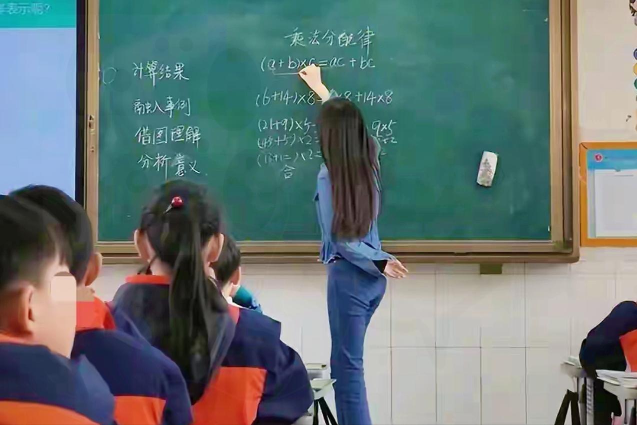 贵州，一小学老师在上课时3次看到一名男生趴在同桌女生的大腿上，女生都未作任何反对