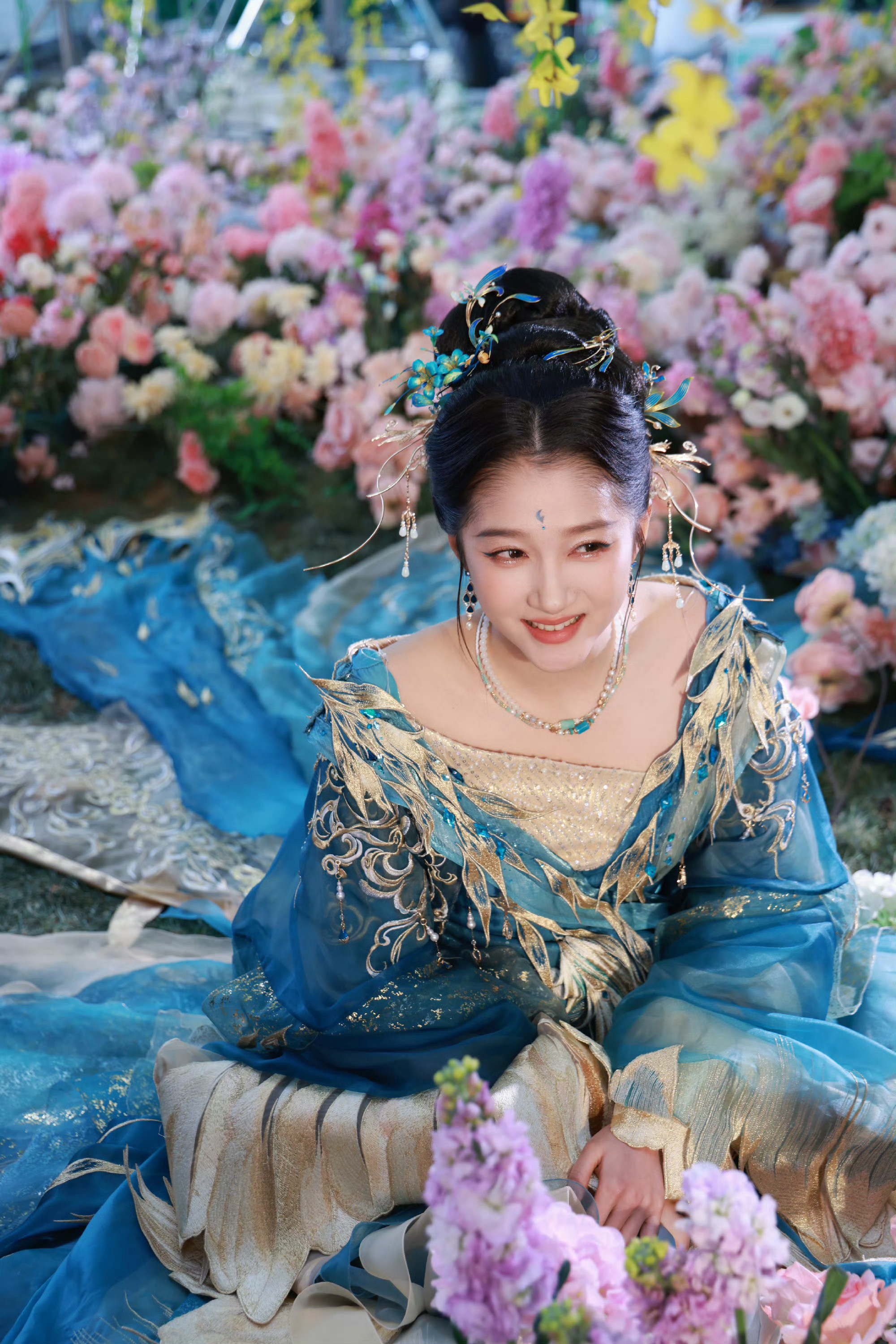 关晓彤河南卫视春晚造型简直就是仙女下凡了！！！好美河南卫视春晚