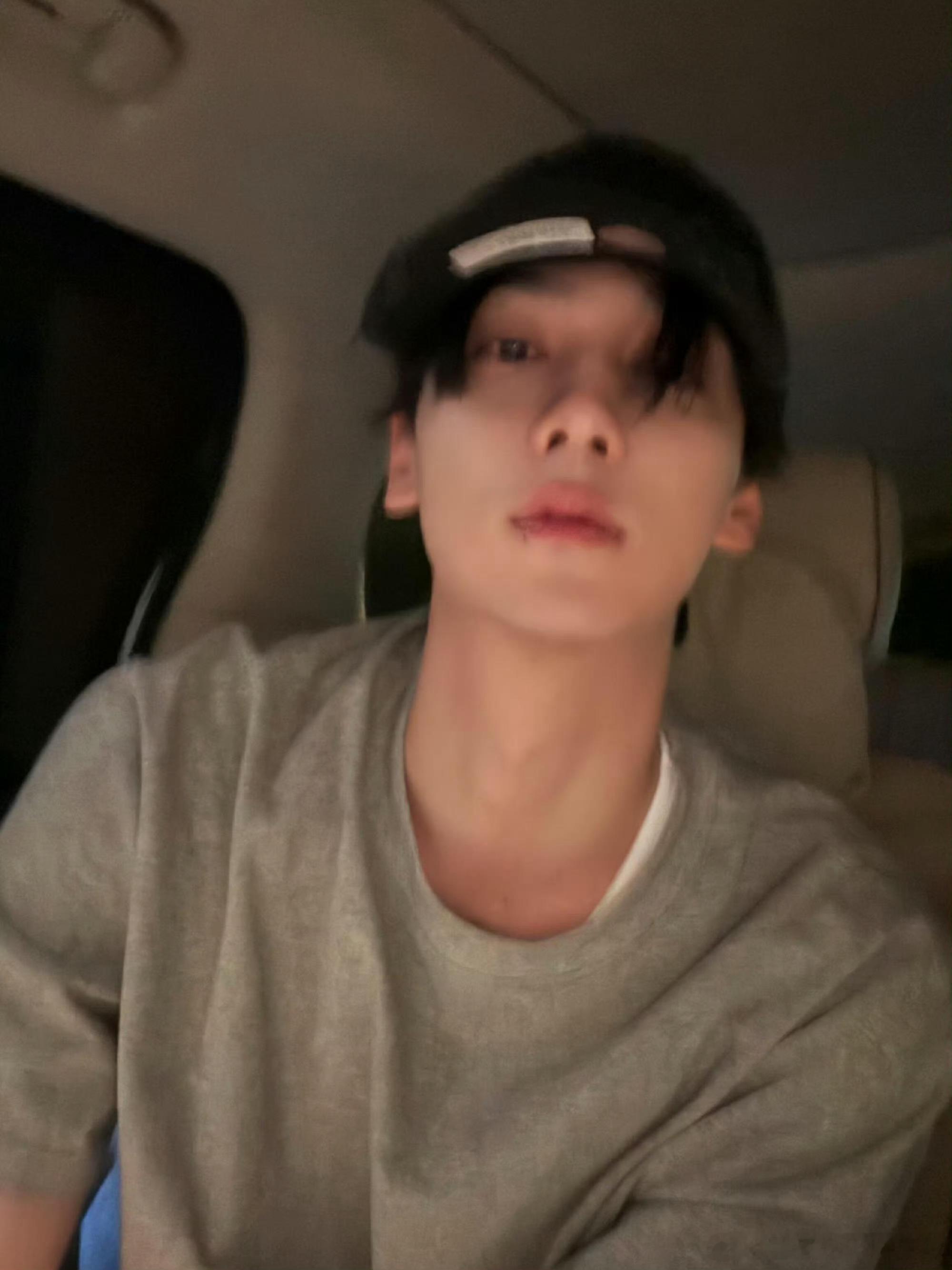 田栩宁车内四宫格掉落🚗灰T加棒球帽，扑面而来的男大感！是老公还是男朋友我自有安