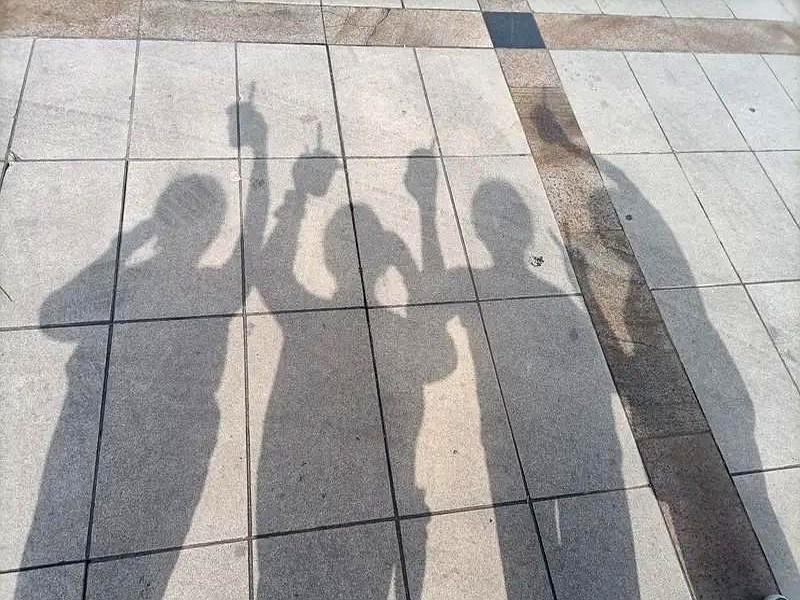 人到中年才慢慢懂了，真正能处的朋友，根本不是天天把“兄弟”挂嘴边的那种。说白了