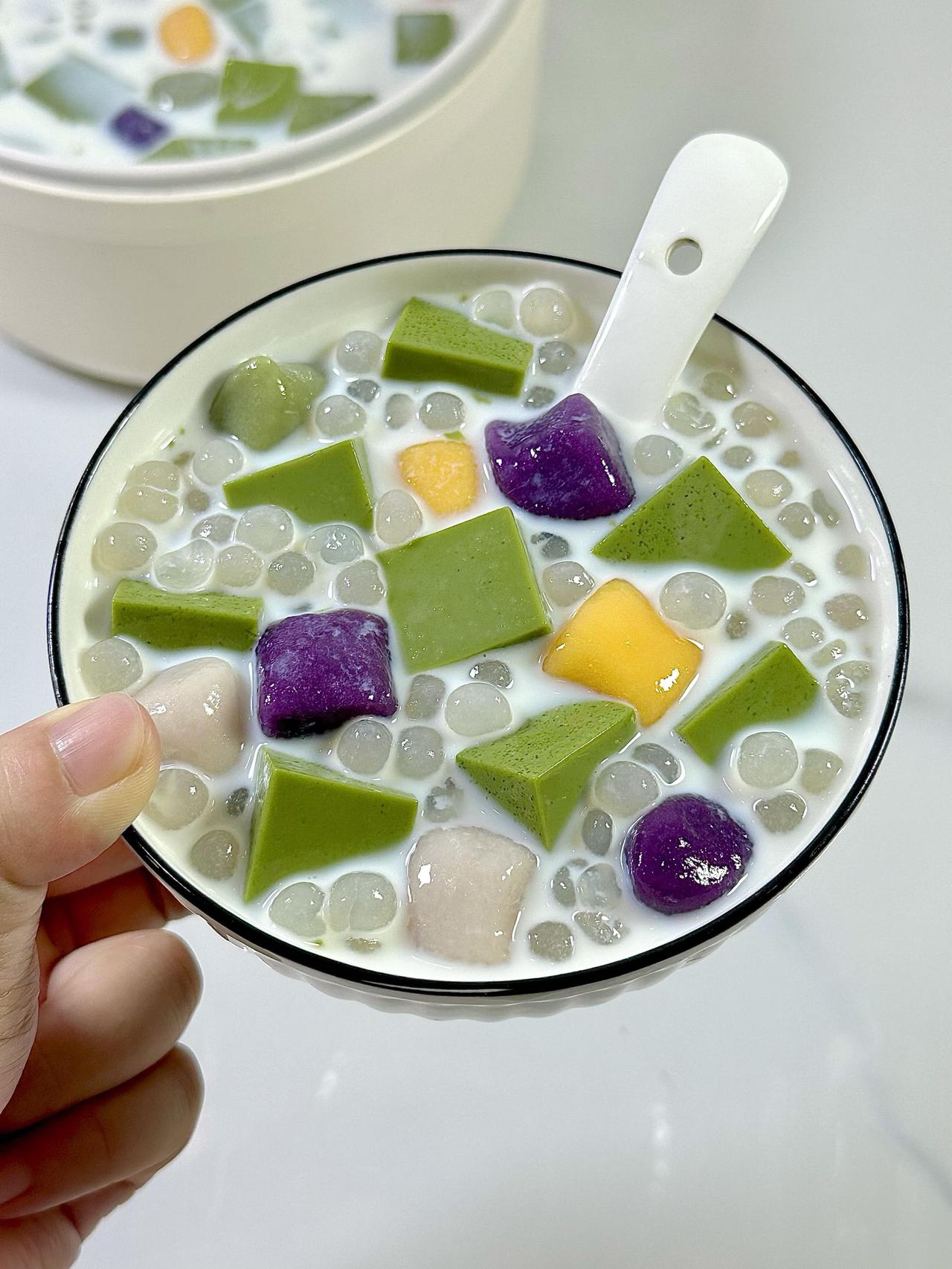 天气炎热没有食欲，来试试抹茶奶冻西米露清热解暑甜汤，保证你味蕾大开天一热，胃