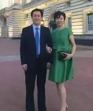 许家印老婆丁玉梅现在在英国，日常生活费卡死每月最多2万英镑（≈18万人民币），一